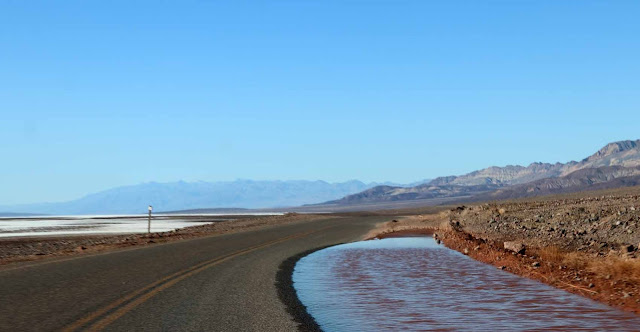 Tulvan jäänteitä Death Valleyssä Edellisviikolla oli satanut runsaasti ja osa pienemmistä teistä oli suljettu edelleen