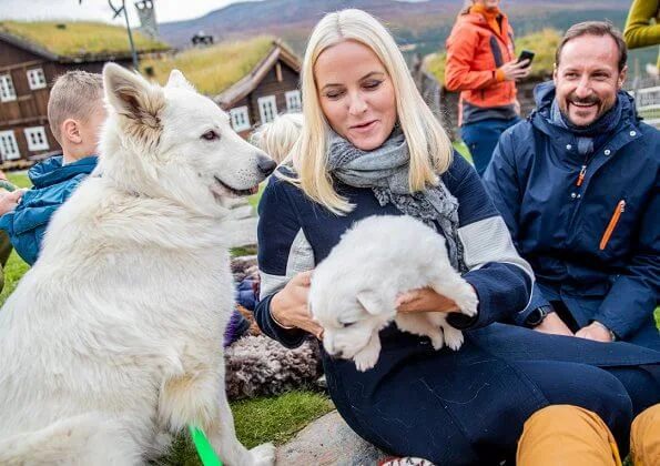 Crown Prince Haakon and Crown Princess Mette-Marit visited the Ullinsvin Culture Center in Vågåç navy blue coat