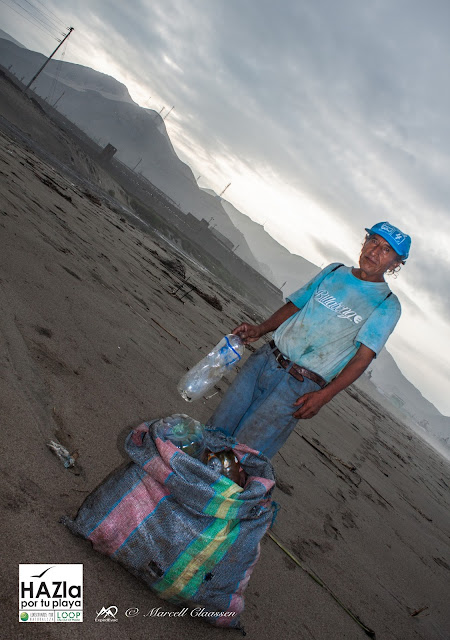 Justo Valverde collecting plastic bottles (Coishco, Peru)