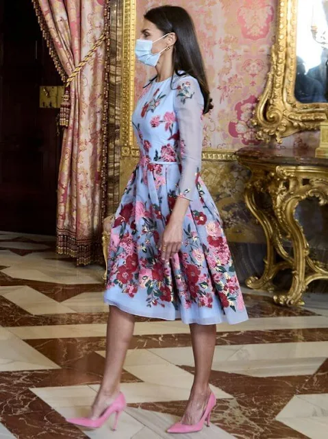 Queen Letizia wore an embroidered blue dress from the Resort 2018 Collection of Carolina Herrera. Magrit pink clutch and pink suede pumps