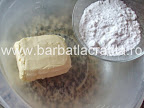Paleuri fursecuri cu crema preparare reteta - amestecam zaharul pudra cu untul