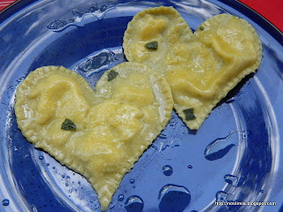 Σπιτικά Ραβιόλια με σάλτσα φασκόμηλου, καρδιά μου - Fresh Heart shaped ravioli with sage butter sauce