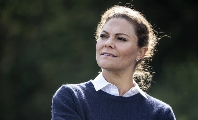 Utö initiative. Her dog Rio was with the Crown Princess during the visit. Crown Princess Victoria wore a navy sweater, jumper and pink shirt