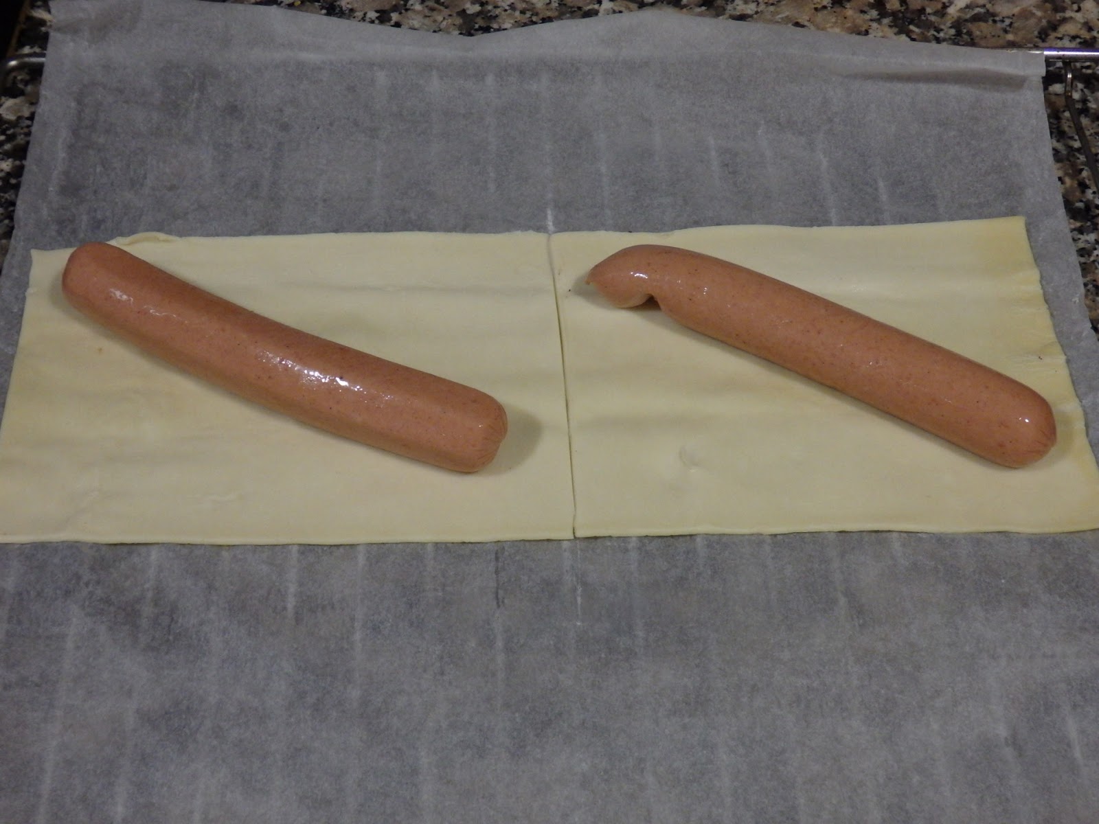 OSUKAA IS COOKING FRANKFURT HOJALDRADO CON QUESO EMMENTAL Y SALSA BARBACOA / FRANKFURT IN PUFF