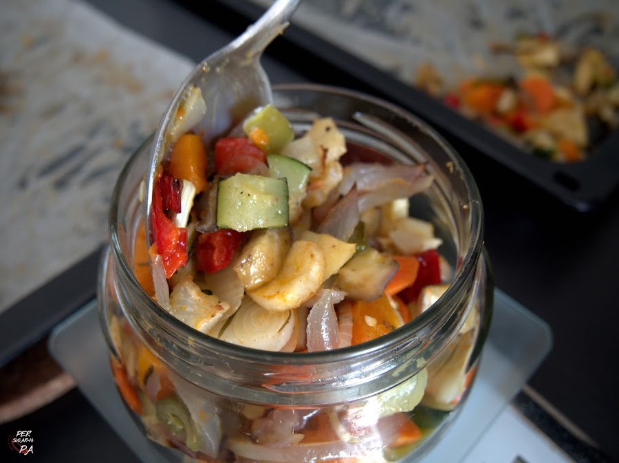 Verduras de temporada troceadas y asadas al horno, aderezads con hierbas aromáticas, una guarnición básica.