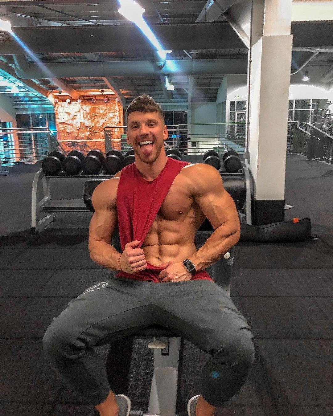 hot-gym-bro-ripped-sixpack-abs-tease-wide-shoulders-beautiful-biceps-tongue-out