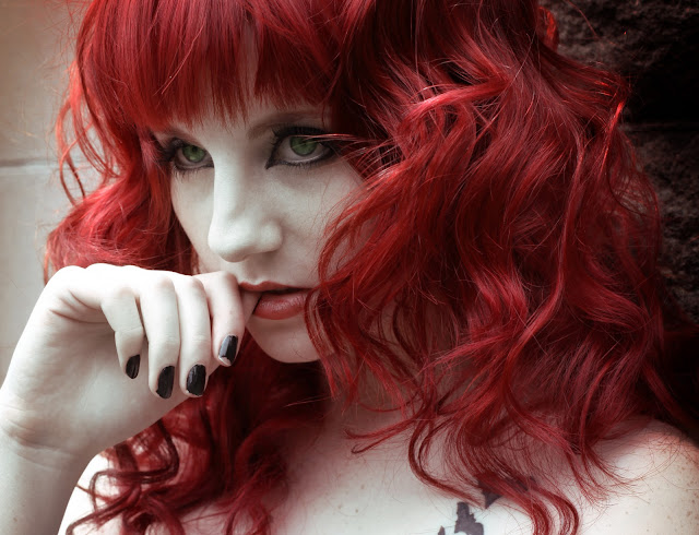 Vivian de Violet: Bright red hair...