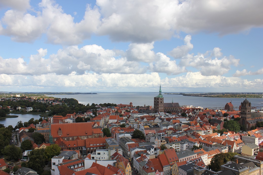 pohled na historické centrum Stralsundu z kostelní věže