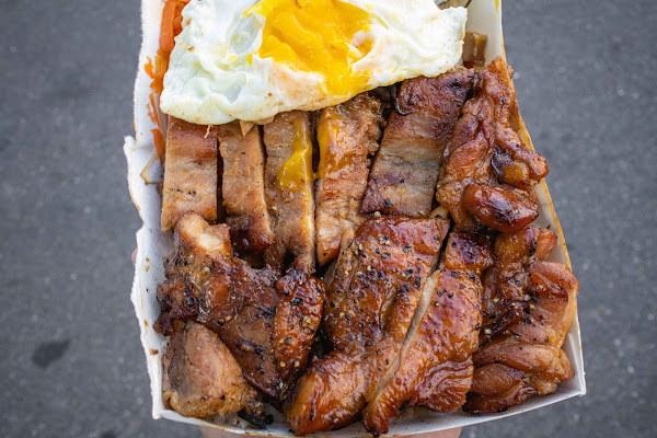 台南便當【佳味美食便當】南區美食!巷弄裏頭的三十年碳烤雞腿便當真的有那麼好吃嗎?四點剛開好多伯伯阿姨就開始排隊!