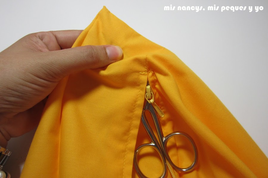 mis nancys, mis peques y yo, tutorial DIY funda de cojín sencilla con cremallera y volante, sacar esquinas con tijera