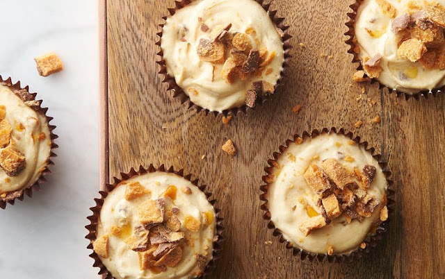 Butterfinger Cheesecake Cupcakes #cake #desserts