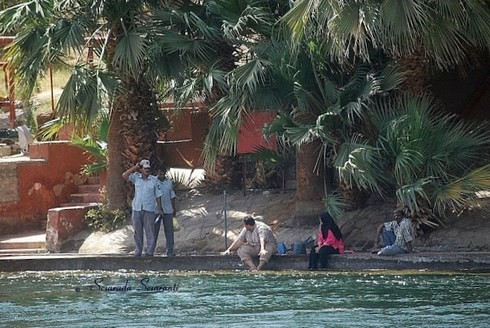 Uomini e donne in pausa lungo le rive del Nilo