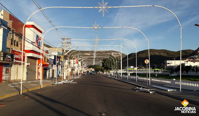 Implantação de iluminação natalina em Jacobina mobiliza SMTT e PM