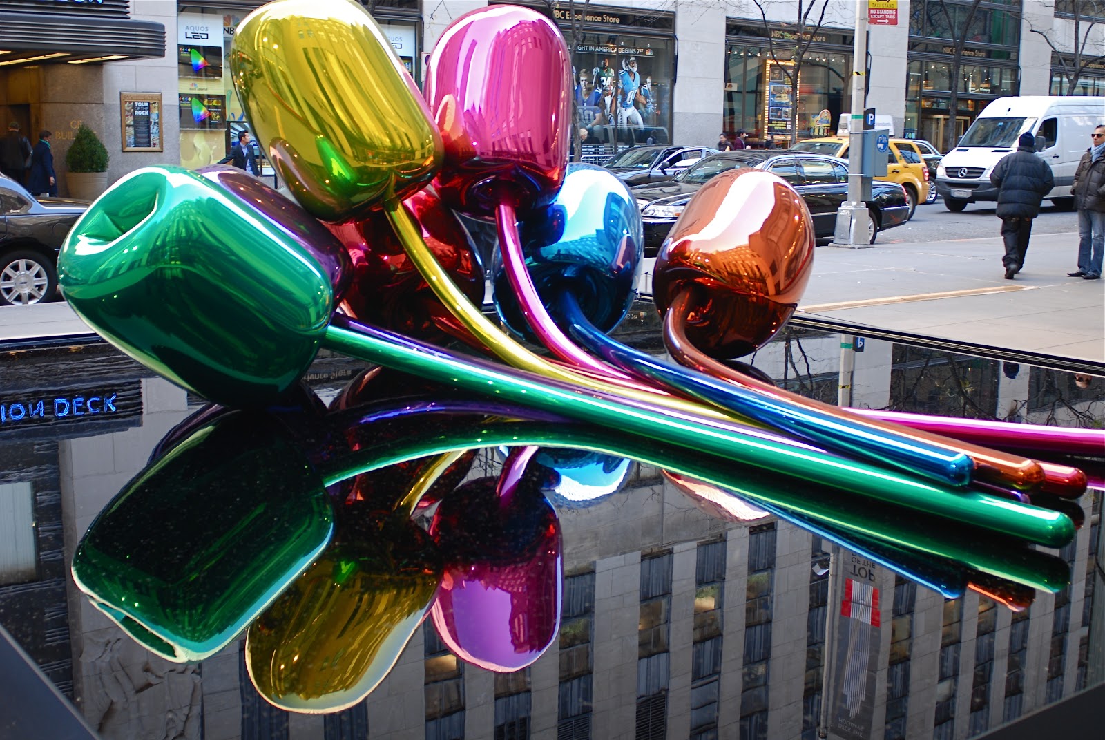 Le Bouquet De Tulipes De Jeff Koons NYC ♥ NYC: TULIPS by Jeff Koons in Full Bloom Outside Christie's at
