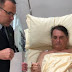 Em publicação no Twitter, Bolsonaro aparece despachando em cama de hospital após cirurgia