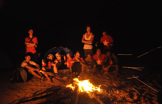 Lửa trại trên bãi Môn trong đêm.