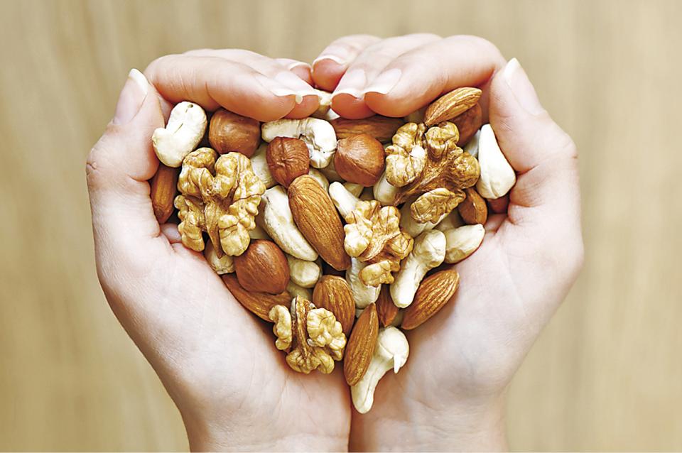eating-nuts-during-pregnancy-health-benefits-side-effects-is-it