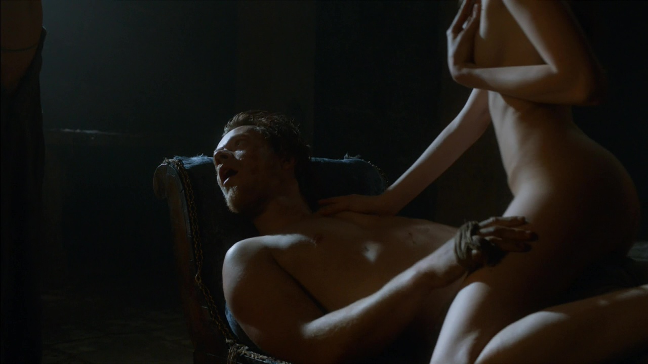 Alfie Allen shirtless in Game Of Thrones 3-07 "The Bear And The Maiden...