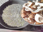 preparare reteta orez la cuptor - punem ciupercile taiate in patru