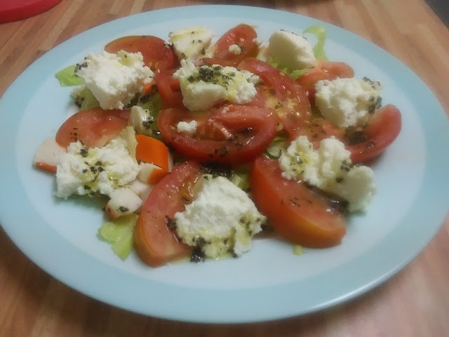 Ensalada caprese con lechuga y surimi