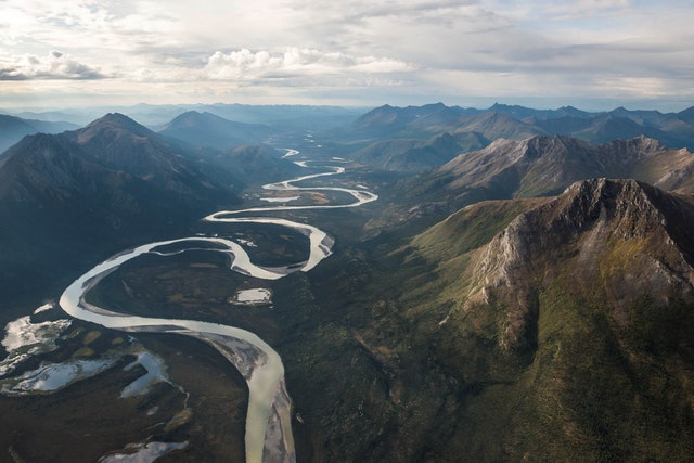 foto landscape gunung dengan sungai yang mengalir 