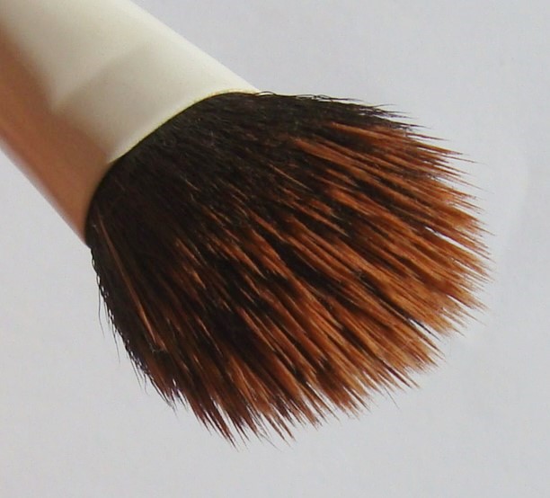 little white truths Real Techniques Duo Fiber Contour Brush review