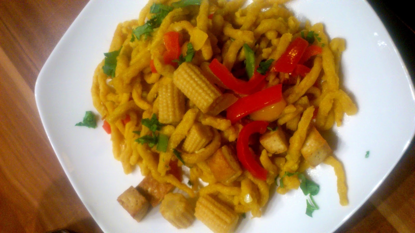 Rezept Curry-Spätzle mit Tofu und Paprika-Mais-Zuckerschoten-Gemüse