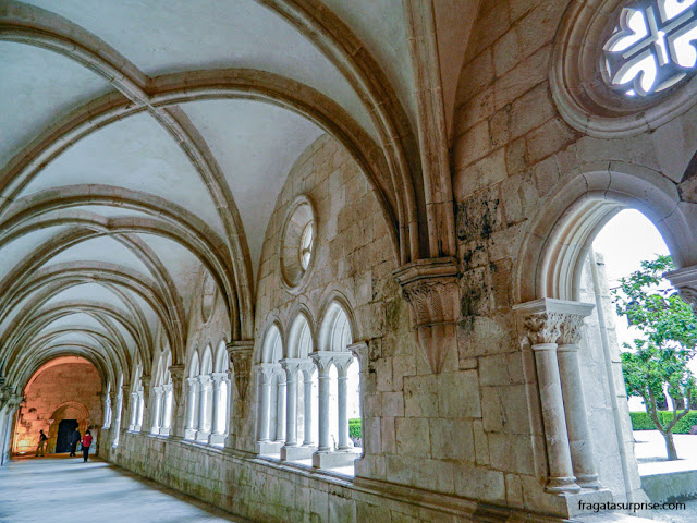Arcadas do pavimento térreo do Claustro de D. Dinis, Mosteiro de Alcobaça