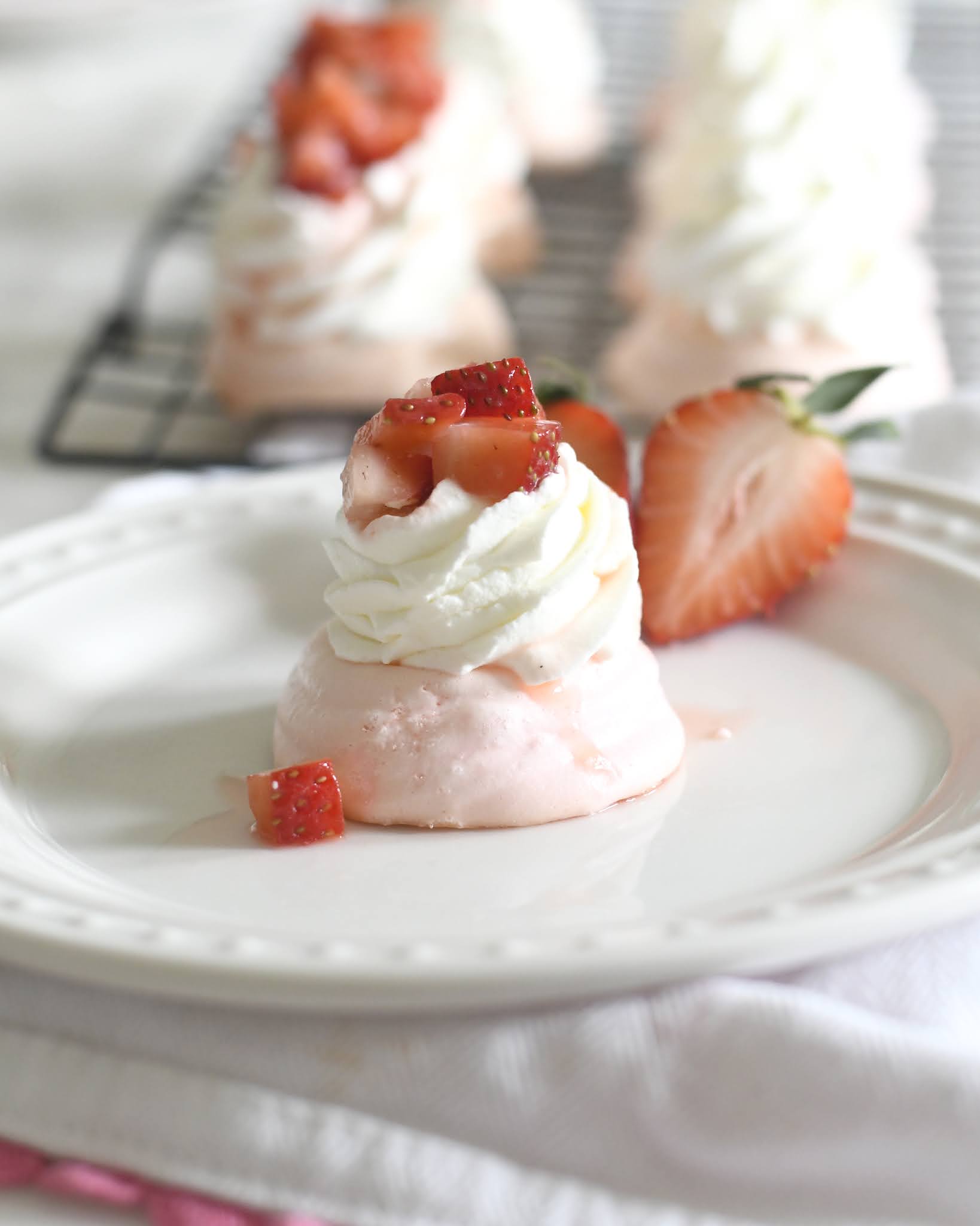 Cooking with Manuela: Mini Pavlova with Whipped Cream and Strawberries