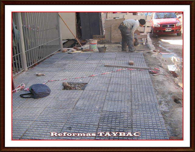 TAYBAC: Colocación de baldosas en vereda