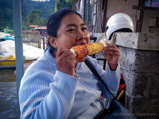 Woman Traveler Enjoy A Holiday Eating Roasted Corn On The Edge Of The Lake Bedugul Bali Indonesia