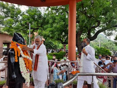 पर्वत पुरुष दशरथ बाबा को माल्यार्पण कर श्रद्धा सुमन अर्पित, AnjNewsMedia, Tribute, Dashrath Manjhi, Mountain Man
