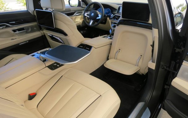 2018 BMW M760Li xDrive 2018 BMW M760Li xDrive