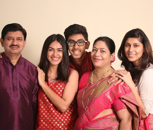 Mrunal Thakur Instagram, Age, Family, Boyfriend, husband  Biography & More