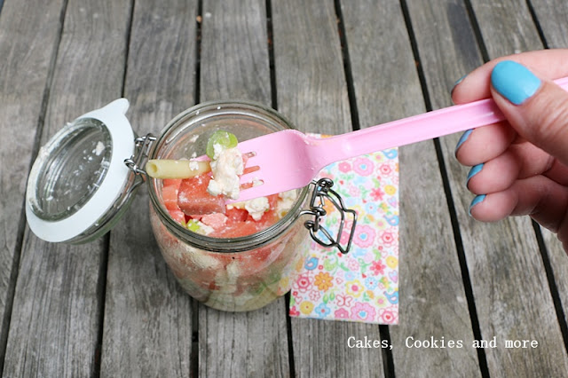 Pastasalat mit Wasserlmelone und Feta im Glas