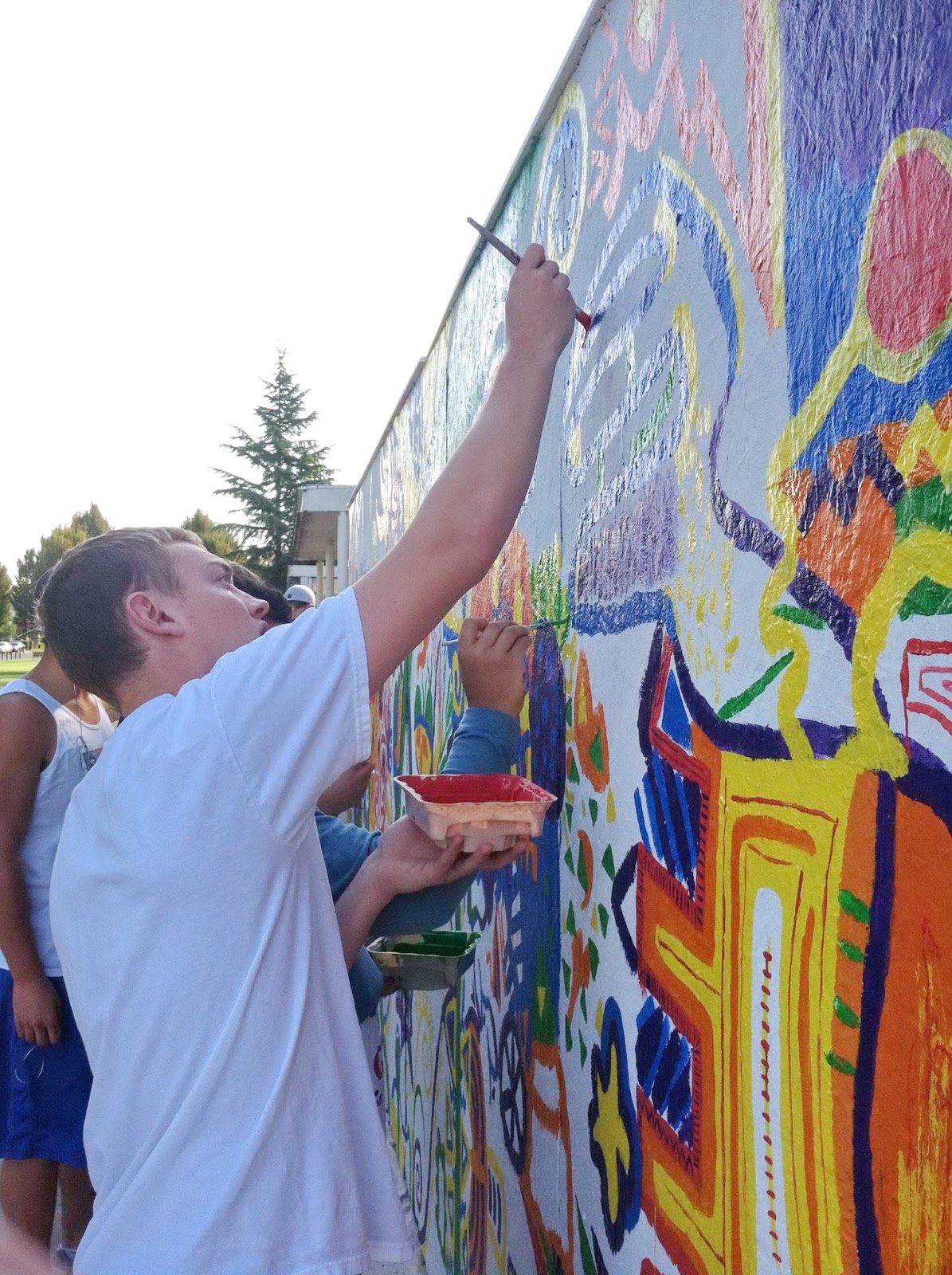 W I L D C A T V I L L E Student 'muralists' do a fine job painting on