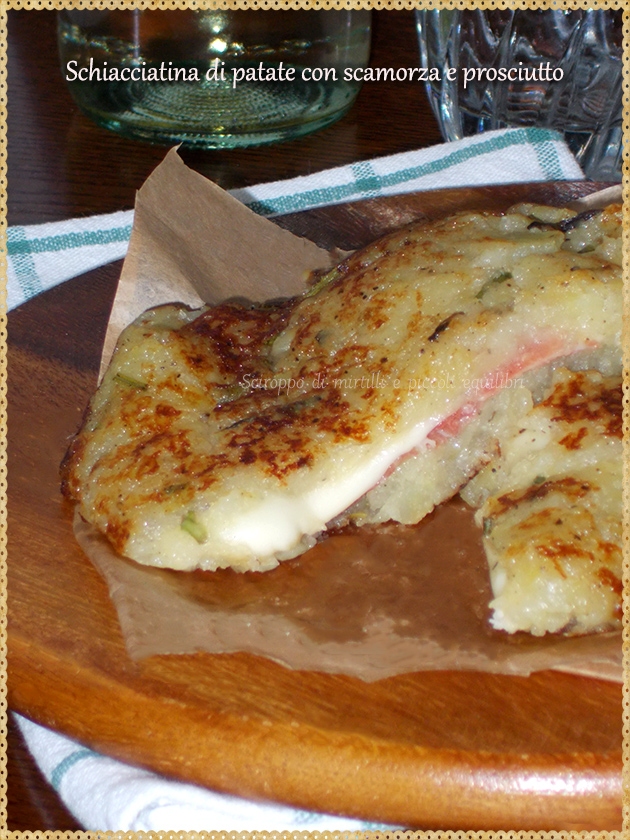 Schiacciatina di patate con scamorza e prosciutto