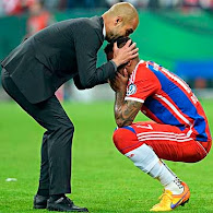 Guardiola besa la cabeza de Boateng al acabar los penattis