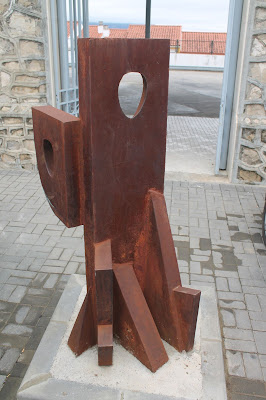 Escultura en hierro oxidado en estación de autobuses de Olvera