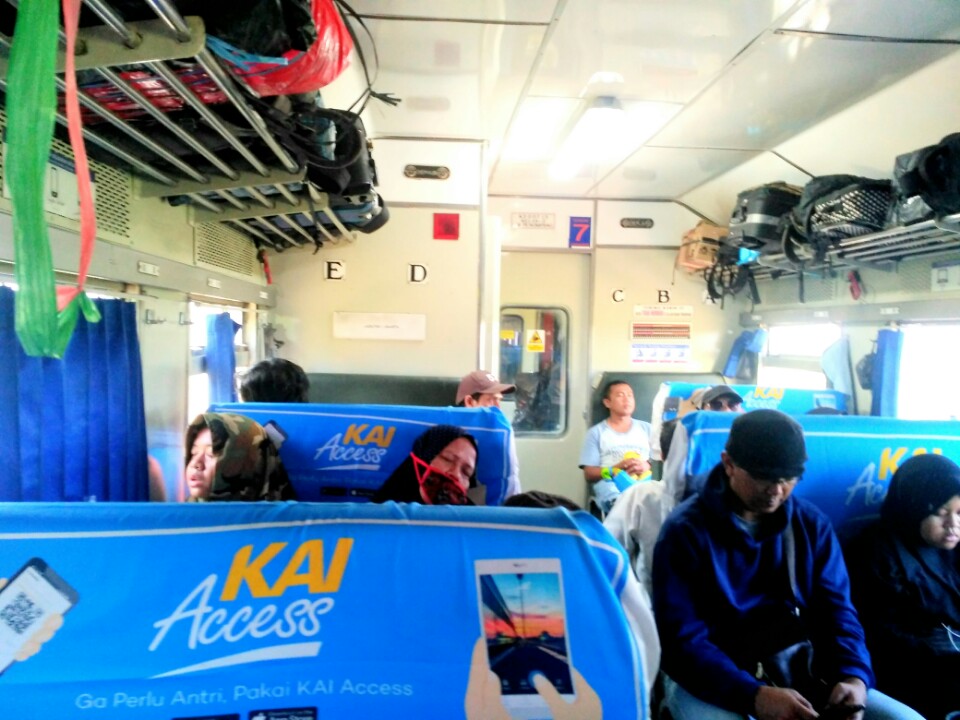 Gambar Kereta Api Gaya Baru Malam Selatan Gaya Selfie Kekinian