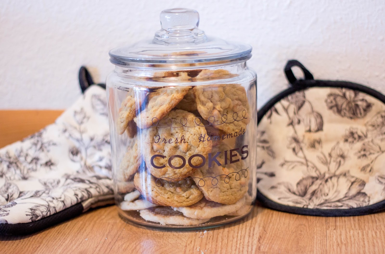 DIY Cookie Jar Vinyl With Cricut + Butterscotch Oatmeal
