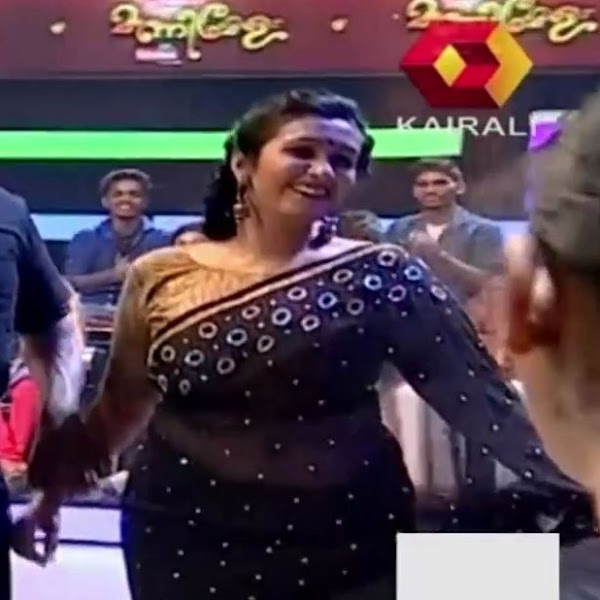 Kavitha Nair hot navel show in saree from Manimelam reality show in Kairali TV