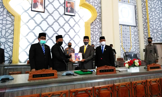 Wakil Wali Kota Banda Aceh Zainal Arifin Menyerahkan Dokumen LKPJ Wali Kota Banda Aceh tahun 2020 kepada Ketua DPRK Farid Nyak Umar dalam sidang paripurna, Senin (19/4/2021)