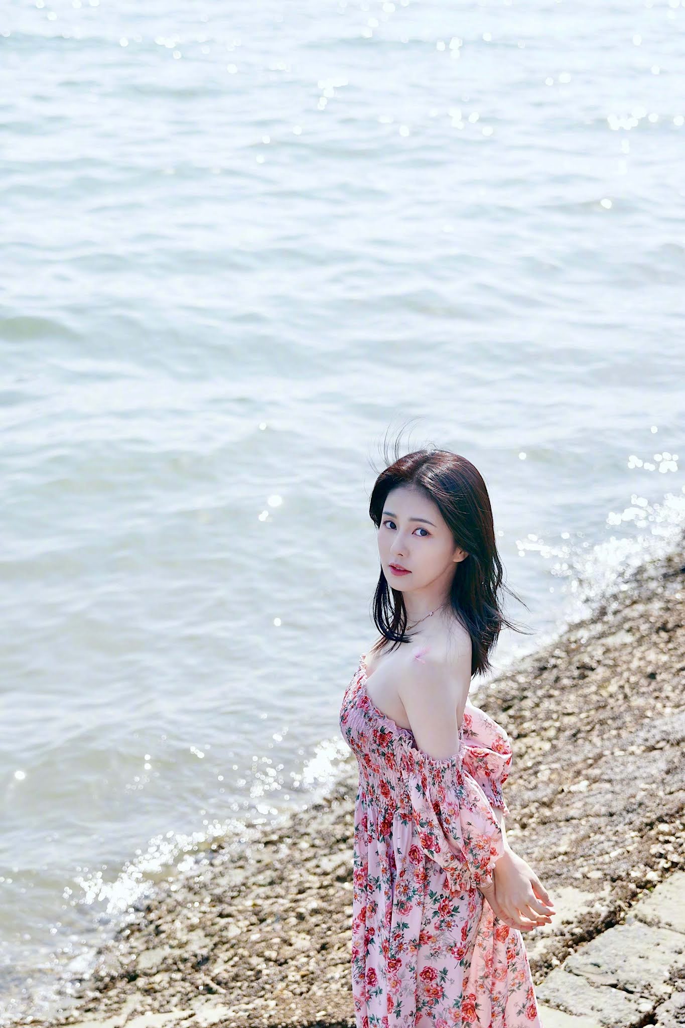 韩女星晒泳装照遭批：都露点了还发是不是有裸露癖？