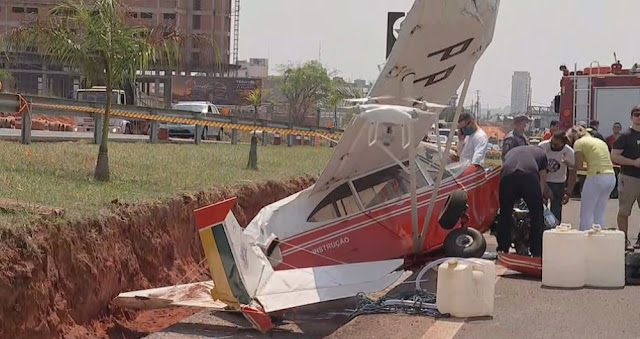 Avião de pequeno porte cai em frente à base da Polícia Rodoviária em Bauru