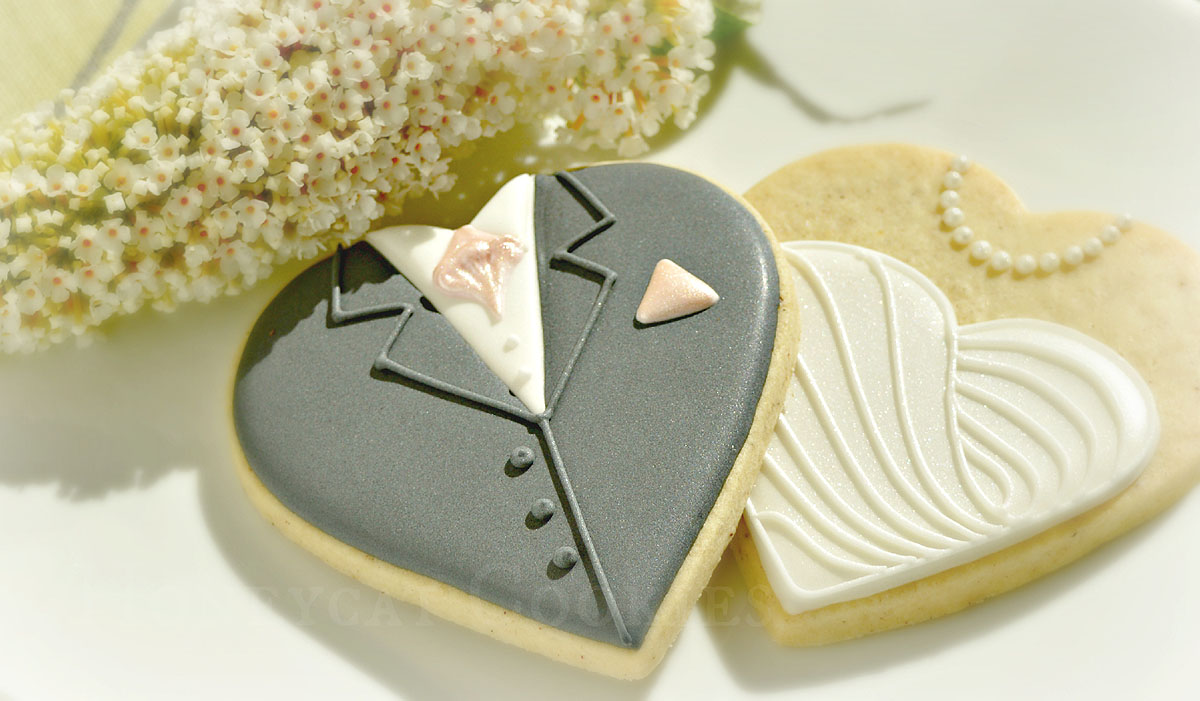 Honeycat Cookies: Groom on a heart cookie tutorial