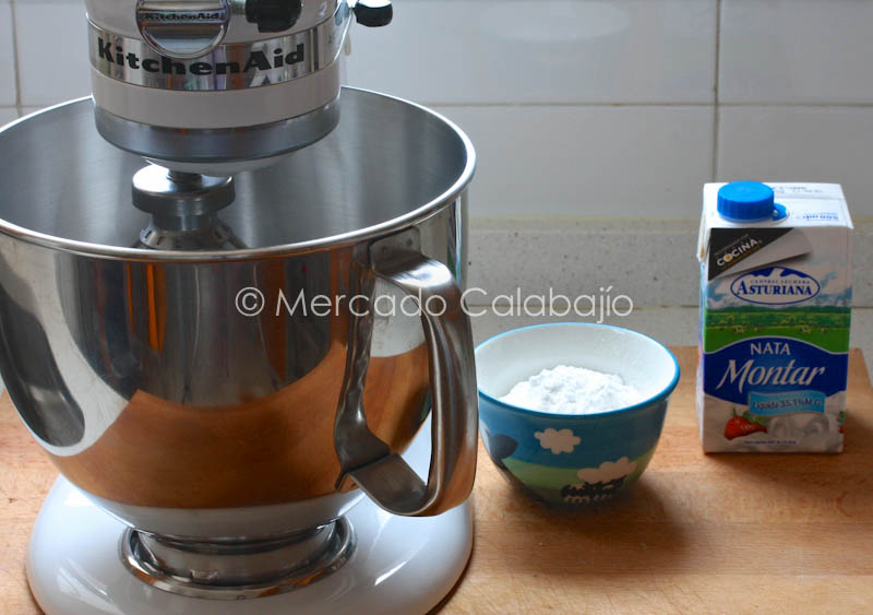 Cómo hacer nata vegana para montar fácilmente con leche de coco, para disfrutar tal cual o utilizar en recetas