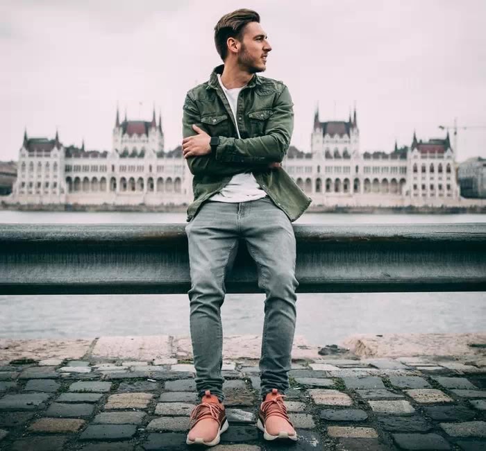 Фотография парня со зданием венгерского парламента