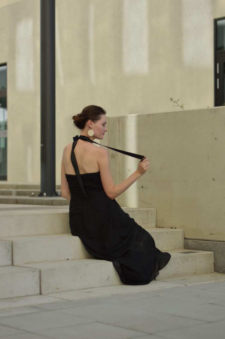 handmade black summer dress, little black dress, risqué dress, georgiana quaint, sewing blog, český módní blog