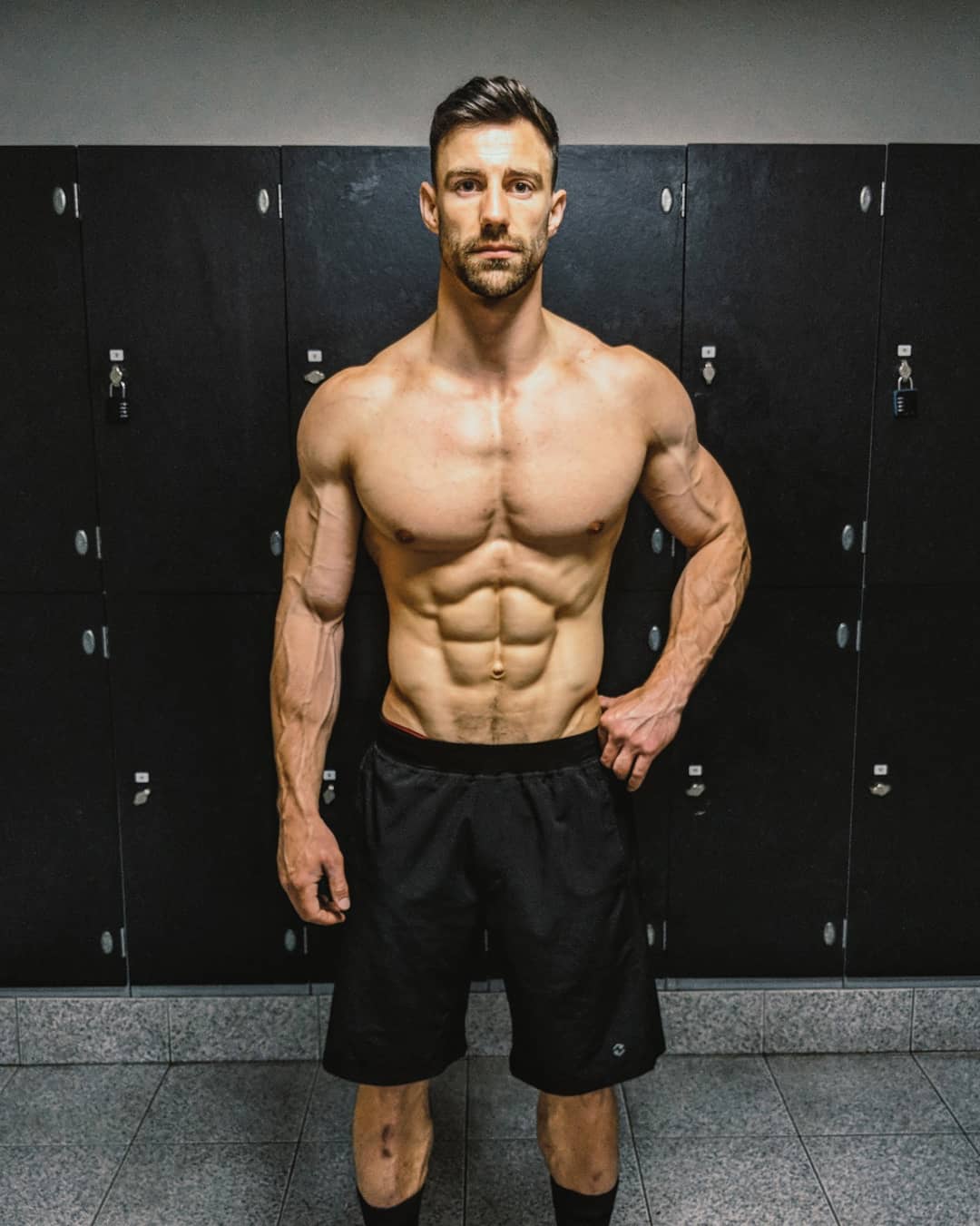 hot-shirtless-fit-guy-locker-room-hunk-ripped-sixpack-abs-body-sexy-strong-veiny-arms